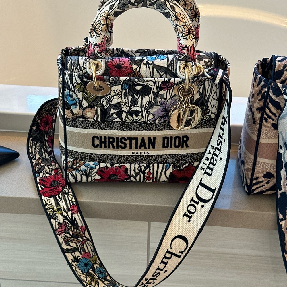 Medium Lady D-Lite Bag
Latte Embroidery with Multicolor Dior Cabinet de la Mer - Picture 7 of 15